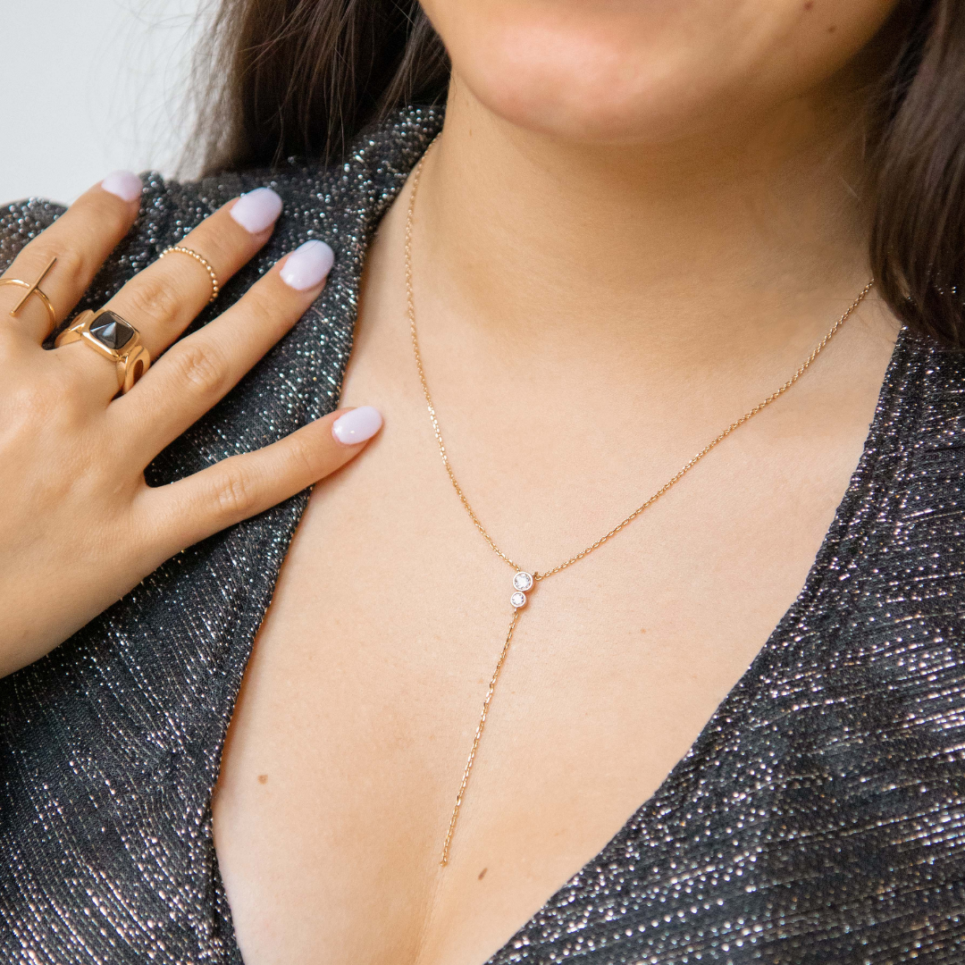 Necklace that falls into the neckline gold-plated