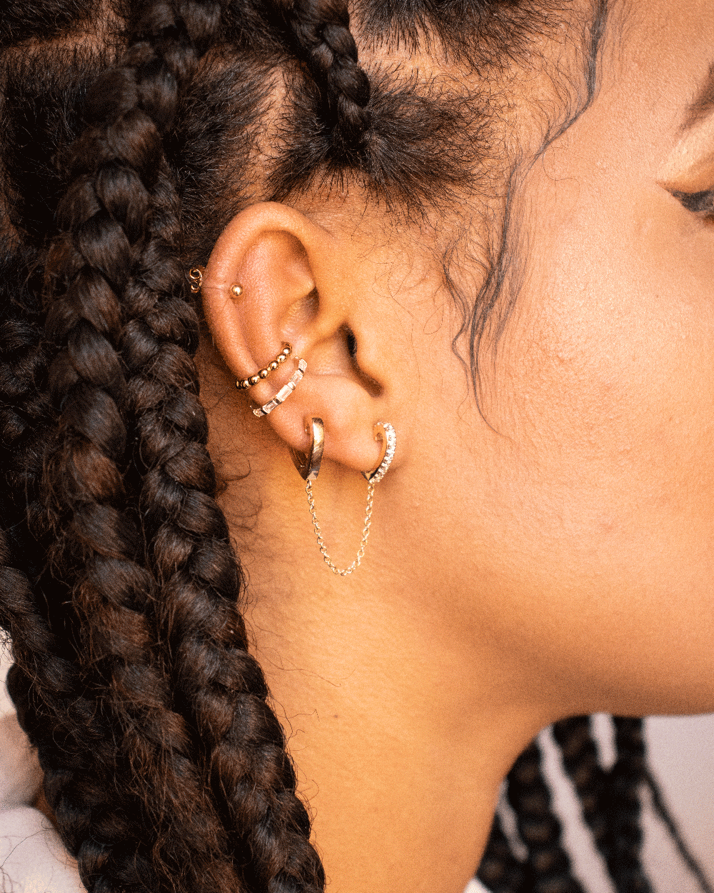La tendance des boucles d'oreilles dépareillées