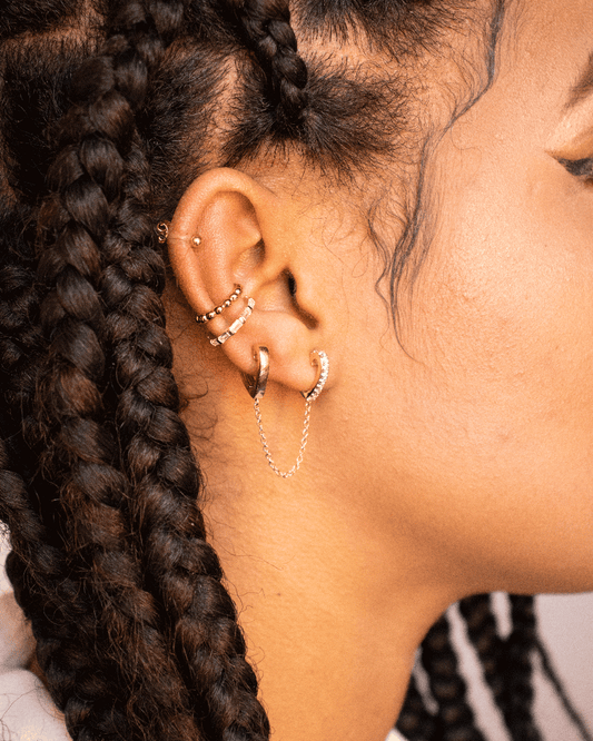 La tendance des boucles d'oreilles dépareillées