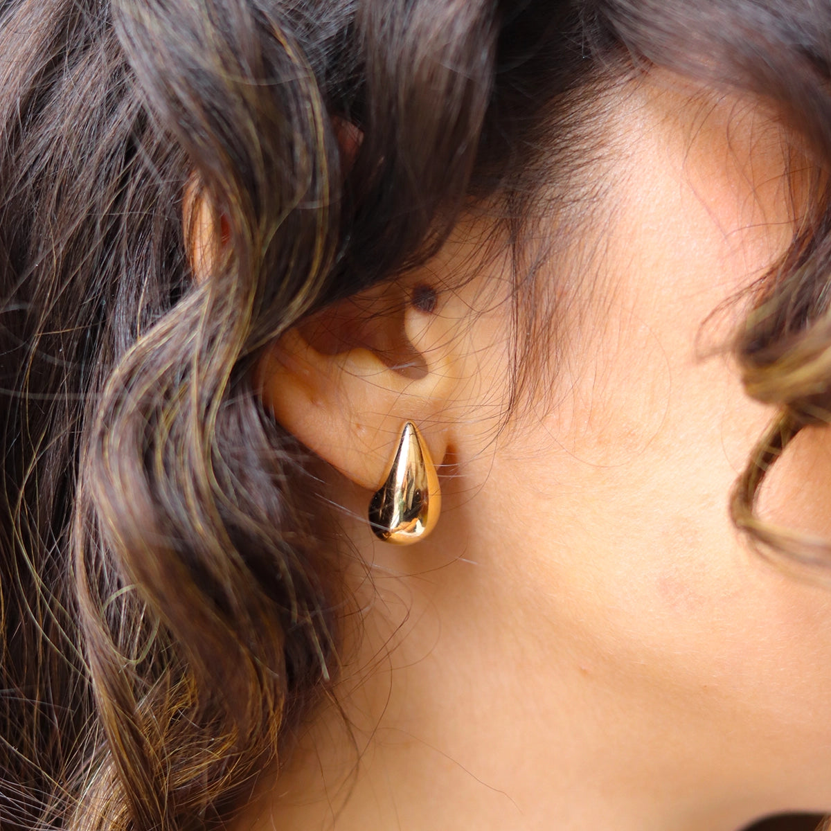 boucle d'oreilles goutte d'eau portées en plaqué or 