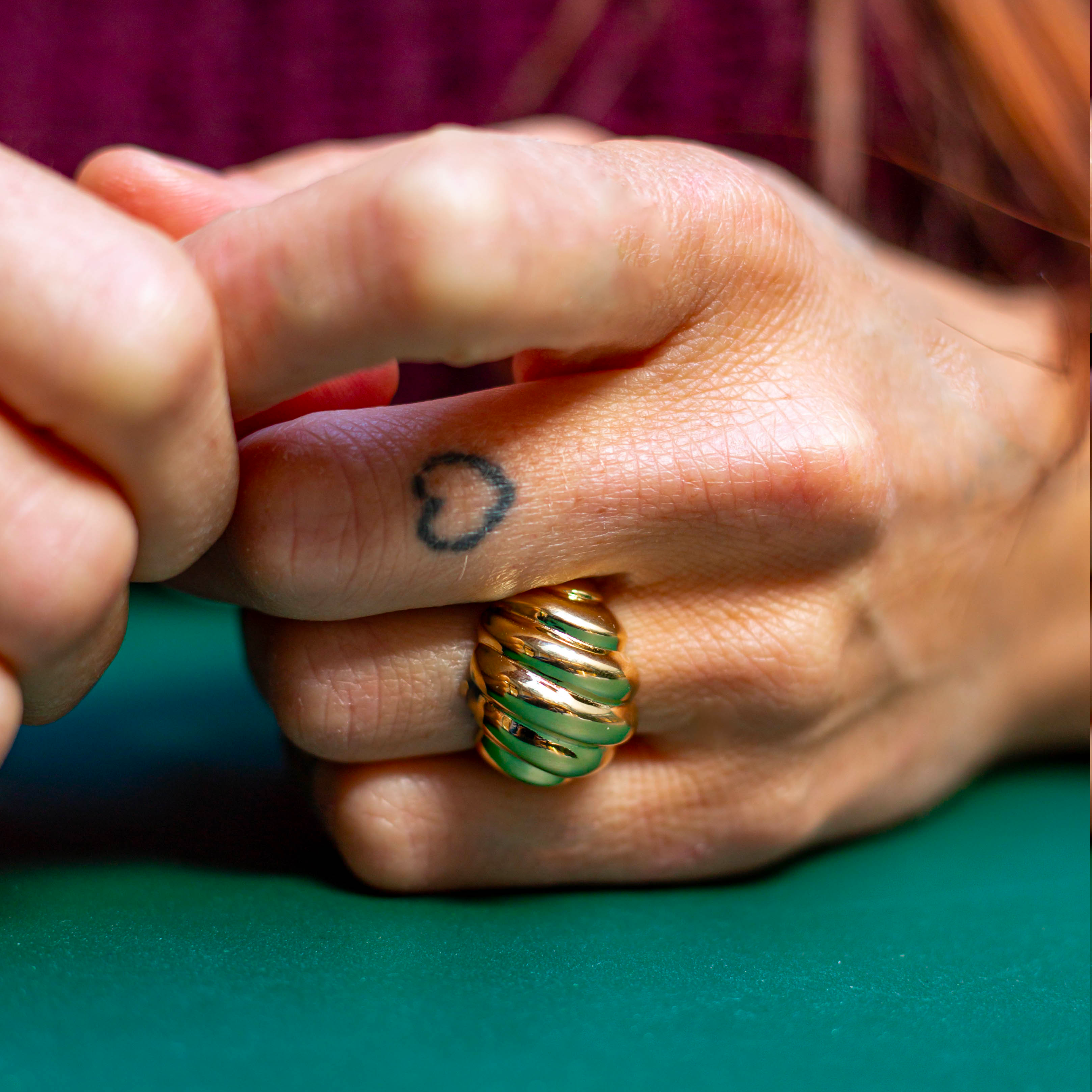 Grosse bague plaqué or femme portée