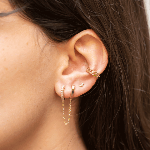 Photo oreille bijoux en accumulation