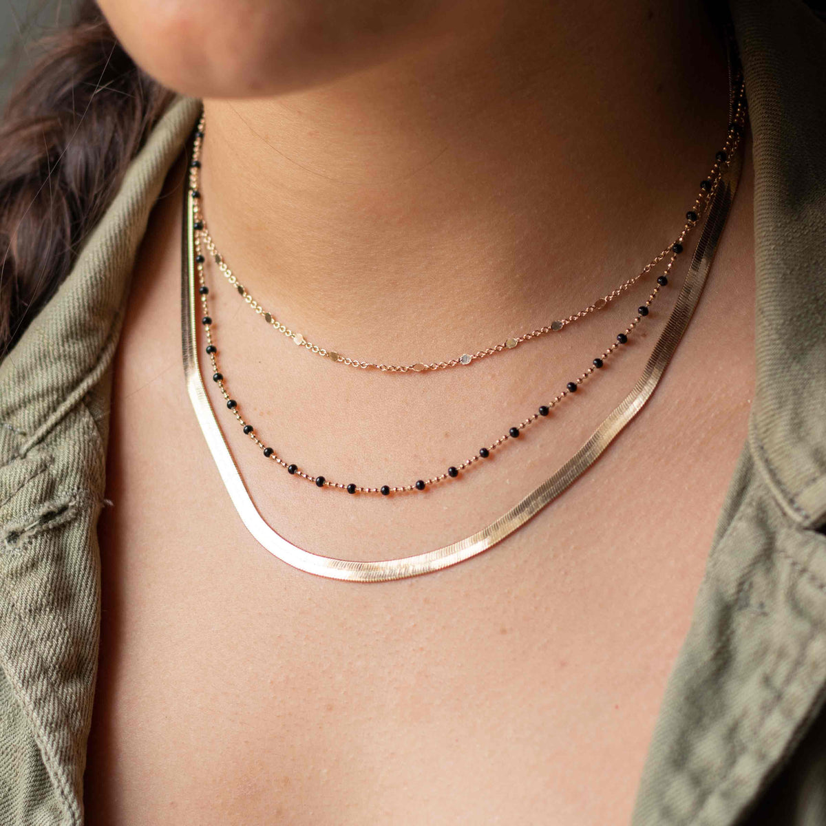 collier perles noires plaqué or porté