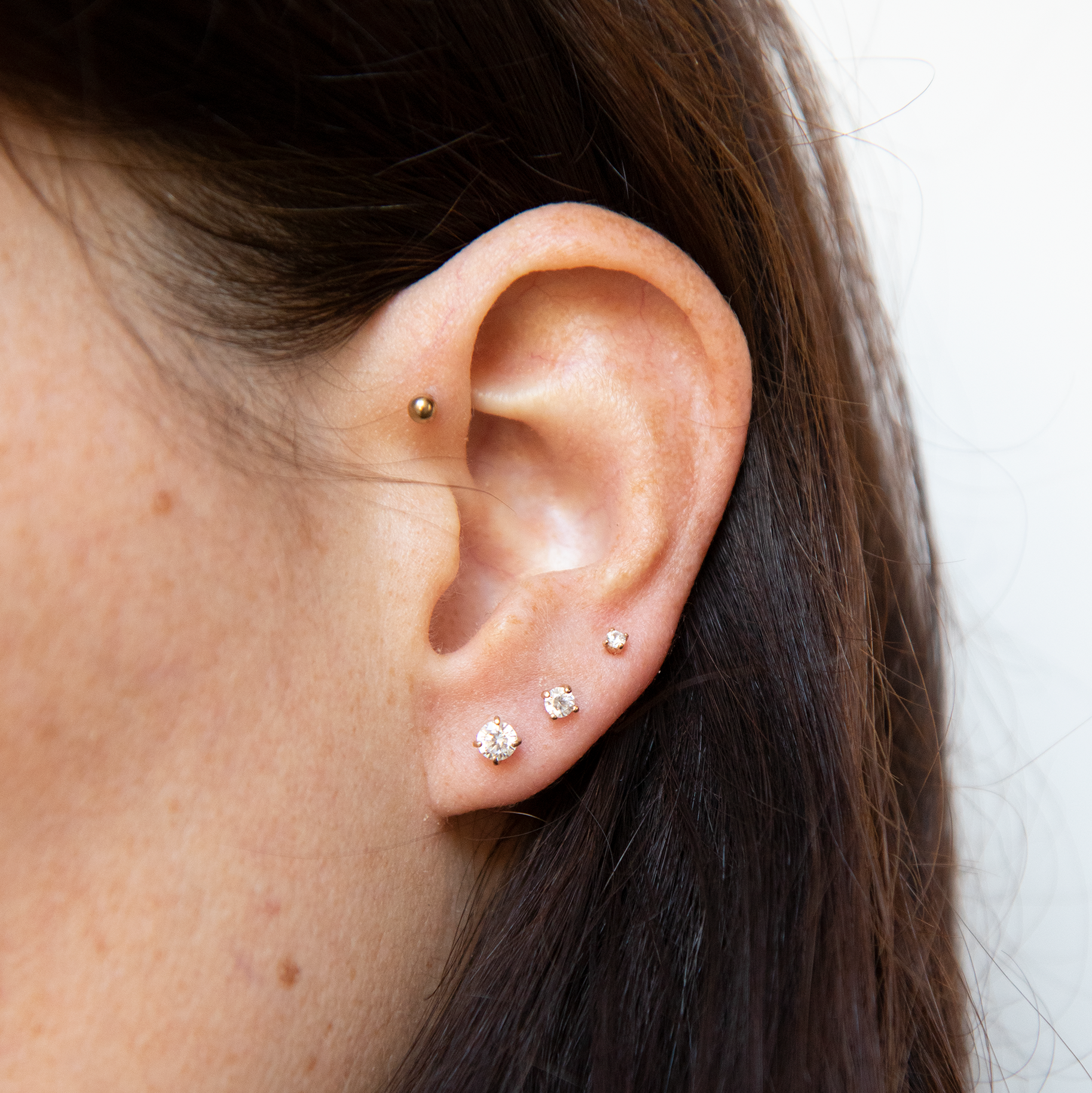 Puces d'oreilles diamant plaqué or vu de porté