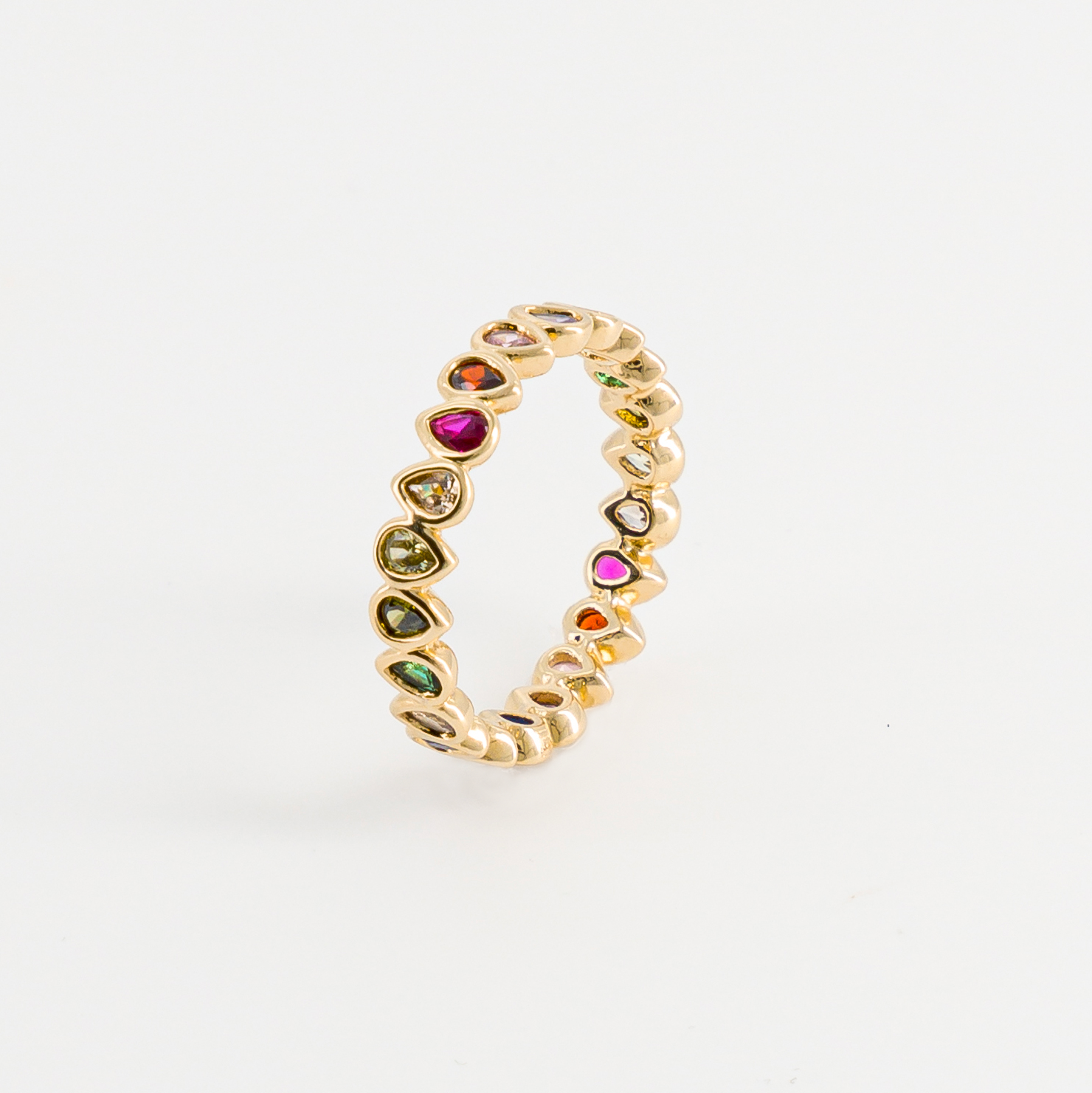 bague fine avec pierre de couleur vue de côté