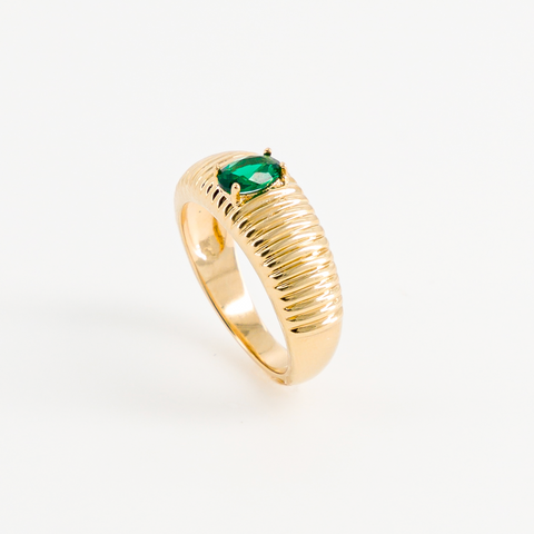 Bague dorée pierre verte vue de côté