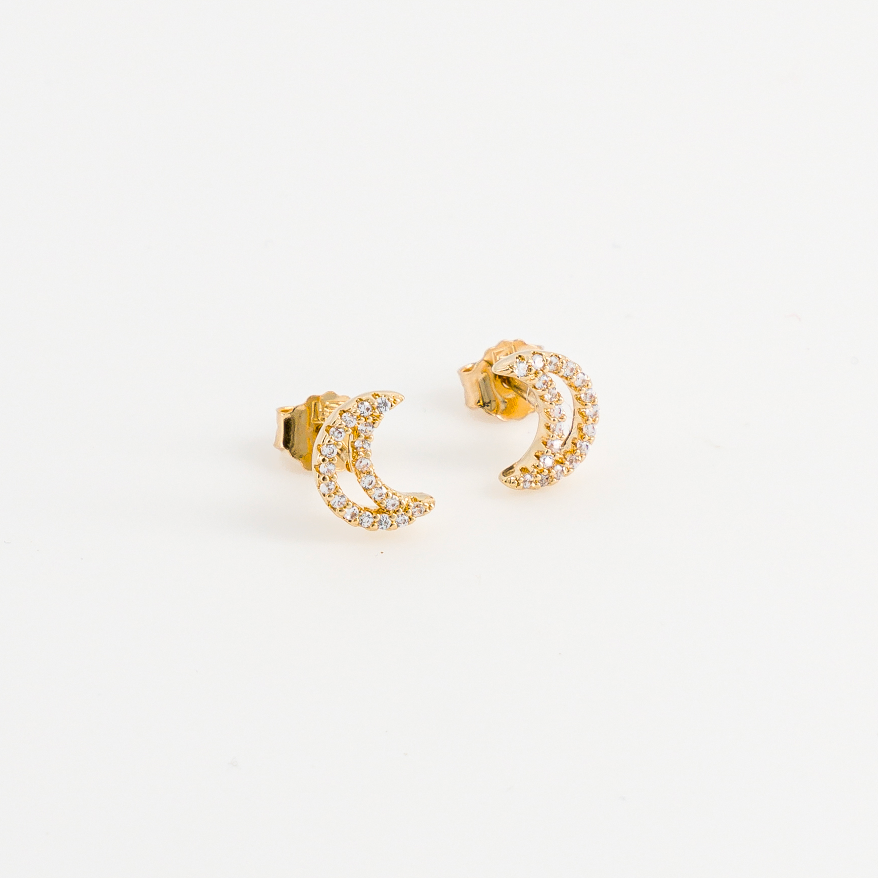 boucle d'oreille croissant de lune vue trois quarts
