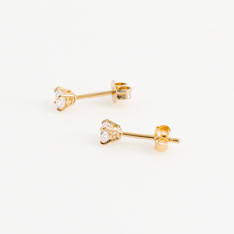 Puces d'oreilles diamant plaqué or vue de profil