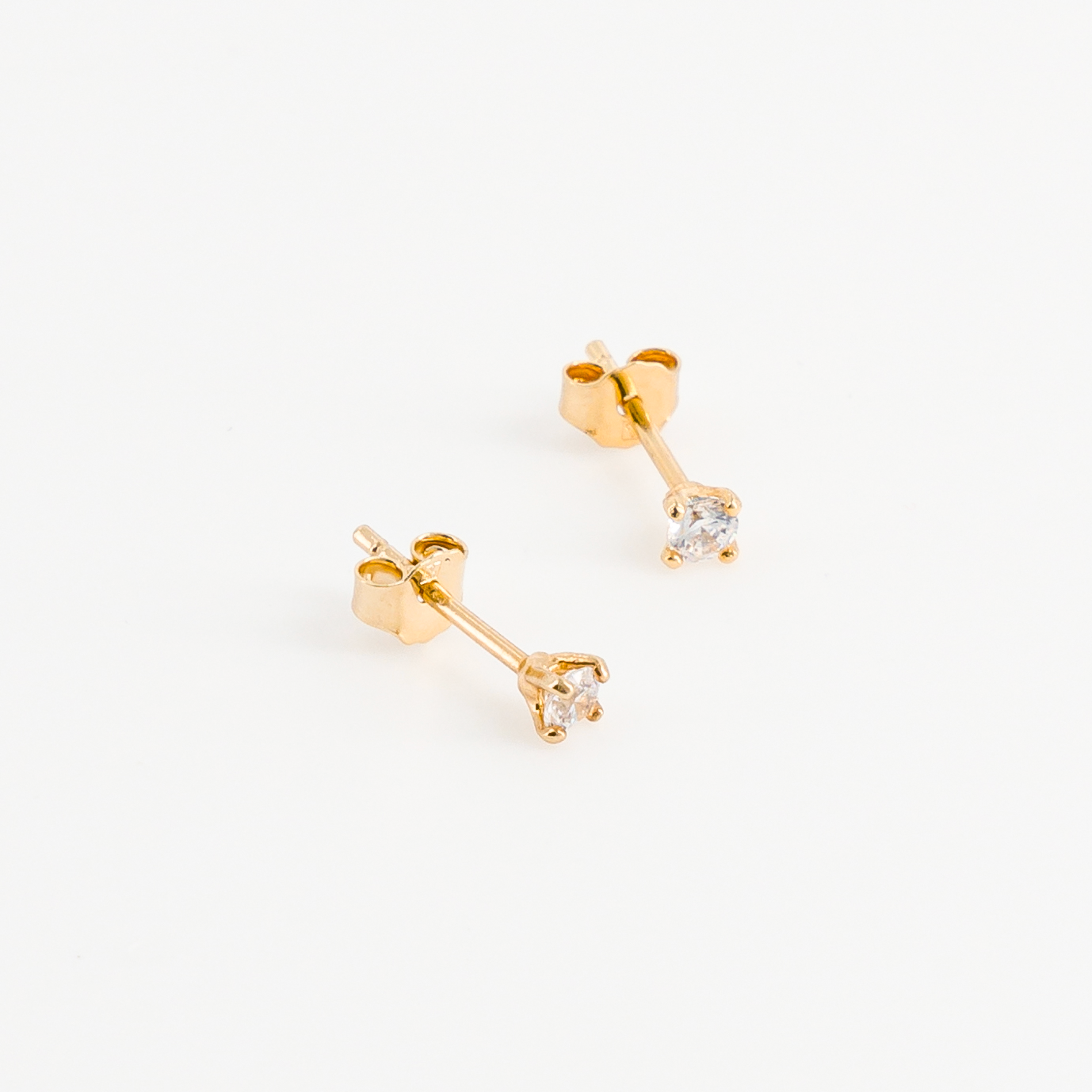 boucle d'oreille puce diamant vue de profil