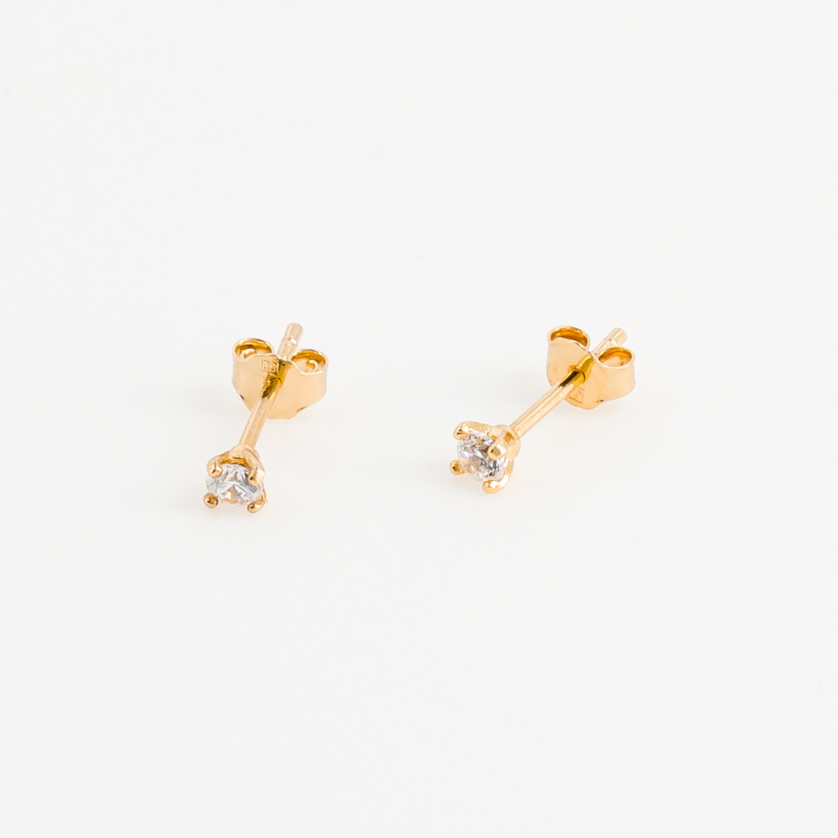 boucle d'oreille puce diamant vue de face