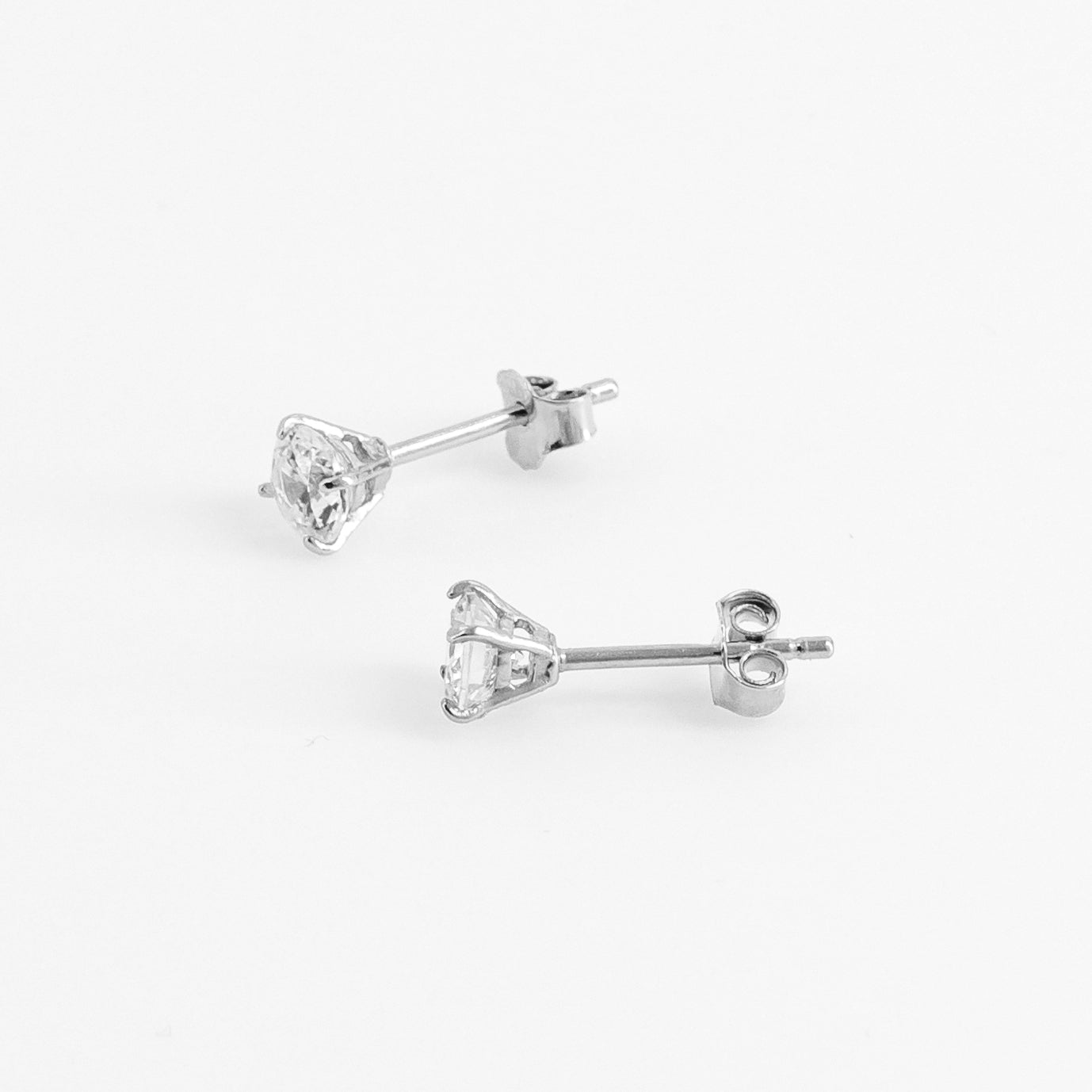 Boucles d'oreilles en argent rhodié et oxydes de zirconium vue de profil