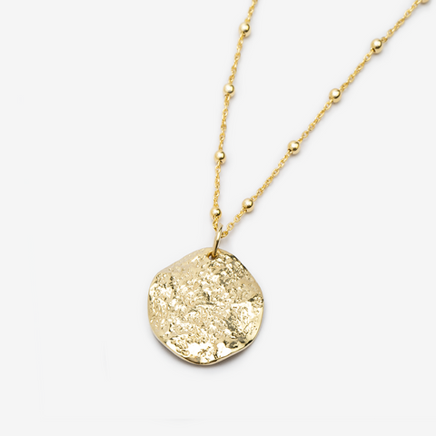 zoom sur pendentif lune plaqué or